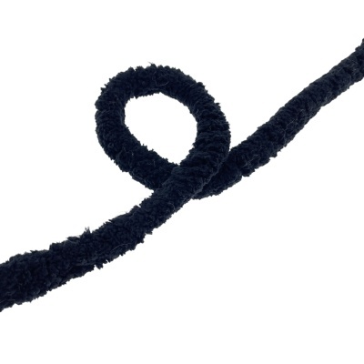Corda preta felpuda em fundo branco