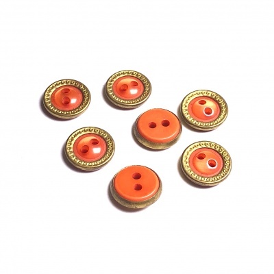 Botões laranja circulares com bordas douradas decorativas em fundo branco