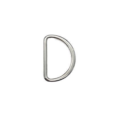 Argola metálica em forma de D prateada em fundo branco