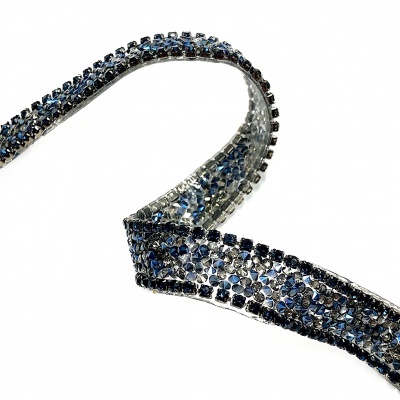 Fita decorativa com pedras azuis e transparentes em metal prateado