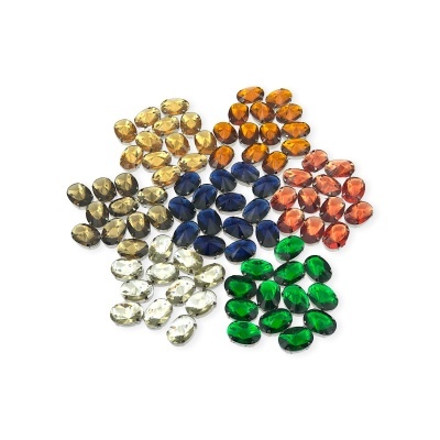 Pedras facetadas coloridas em forma de lágrima organizadas sobre fundo branco