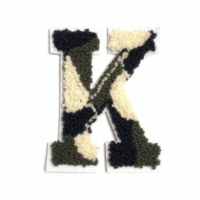 Letra K decorativa com padrão camuflado em tecido felpudo