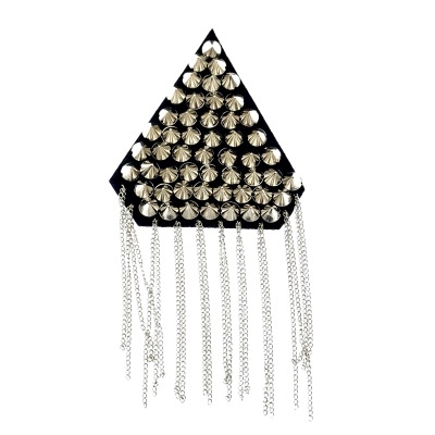 Acessório triangular preto com tachas douradas e correntes prateadas