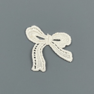 Aplicação em forma de laço tecido branco sobre fundo cinza