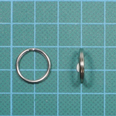 Dois anéis metálicos sobre fundo azul com linhas de grade