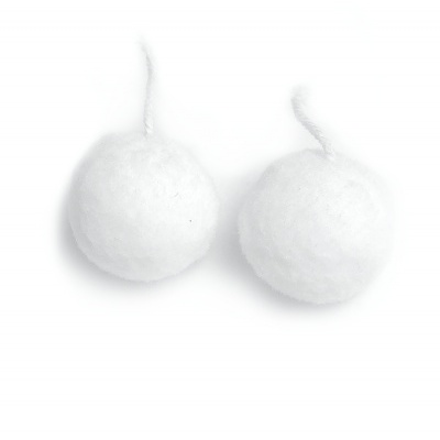 Dois pompons brancos com alças sobre fundo branco