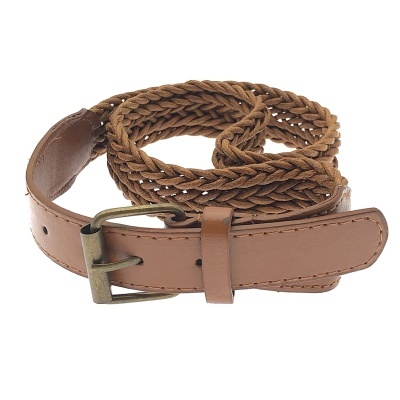 Cinto trançado castanho com fivela metálica e ponta em pele castanha