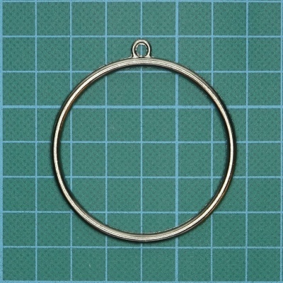 Argola metálica redonda prateada com laço para pendurar sobre fundo quadriculado azul.