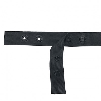 Fita preta com botões de pressão pretos em fundo branco