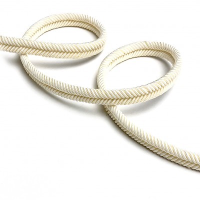 Cordão branco trançado com padrão em espinha sobre fundo branco