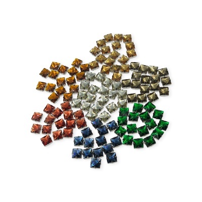 Cristais quadrados coloridos em diferentes tons sobre fundo branco