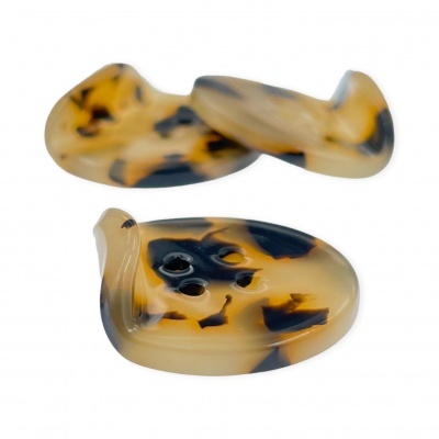 Botões de efeito madrepérola bege e castanho em fundo branco