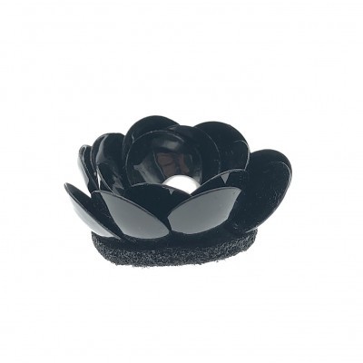 Prendedor de cabelo preto em forma de flor com pétalas brilhantes