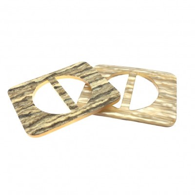 Duas fivelas quadradas em madeira com recorte oval central e barra diagonal