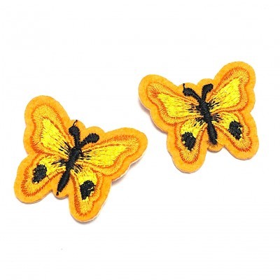 Dois bordados de borboletas amarelas e pretas