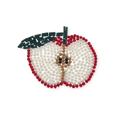 Objeto decorativo em forma de maçã feito com contas coloridas