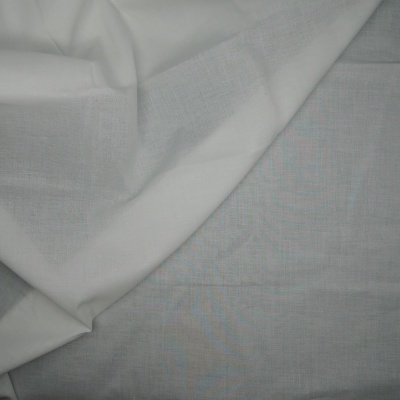 tecido branco translúcido com textura fina sobre superfície com grelha