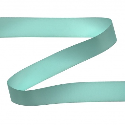 Fita de tecido azul turquesa lisa em fundo branco