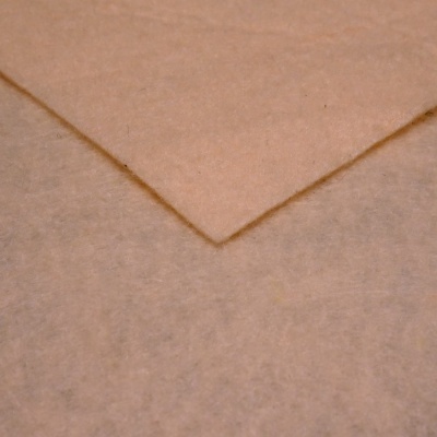 Envelope de papel castanho claro com aba triangular