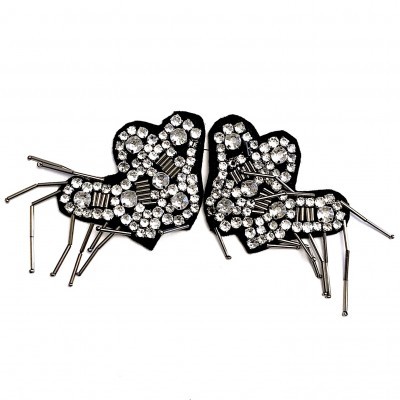 Apliques em forma de coração com cristais e elementos metálicos prateados