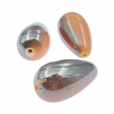 Três contas de formato gota em tons metálicos e perolados