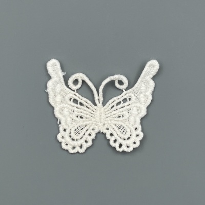 Aplicação em renda branca com formato de borboleta