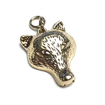 Pingente dourado em forma de cabeça de lobo com textura martelada