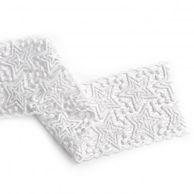 Renda branca com padrão de estrelas entrelaçadas