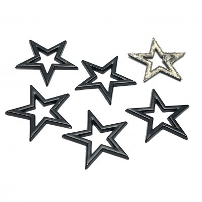 Moldes em forma de estrela em preto e cinza metálico, sobre fundo branco