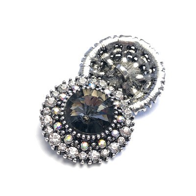 Botão decorativo redondo prateado com pedras brilhantes cinza