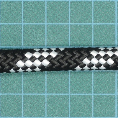 Corda trançada preta com padrão branco sobre superfície verde quadriculada