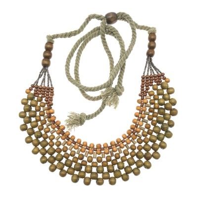 Colar artesanal com contas castanho-esverdeadas e corda bege trançada
