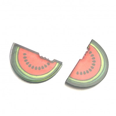 Dois objetos em forma de fatias de melancia com mordidas aparentes