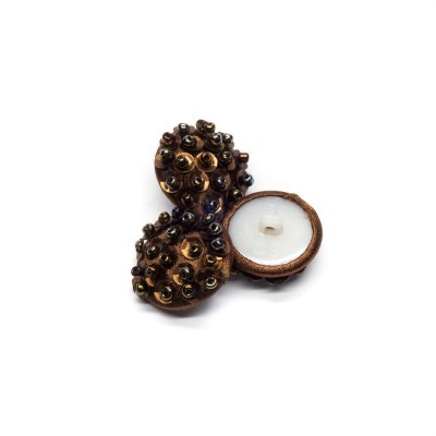 castanha decorada aberta com vela interior em fundo branco