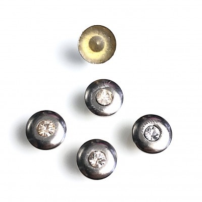 Botões metálicos redondos com pedras brilhantes e um botão dourado