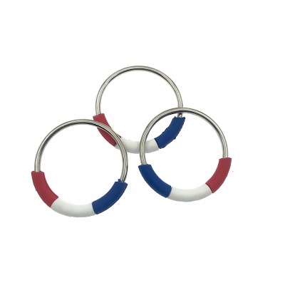 Três argolas metálicas com segmentos vermelhos, azuis e brancos em fundo branco