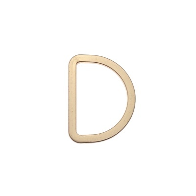 Fivela metálica em forma de D dourada com textura lisa