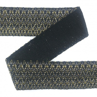 Fita elástica preta com padrão dourado e amarelo em zig-zag