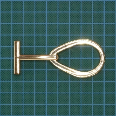 Chaveiro metálico dourado em malha quadriculada azul e verde