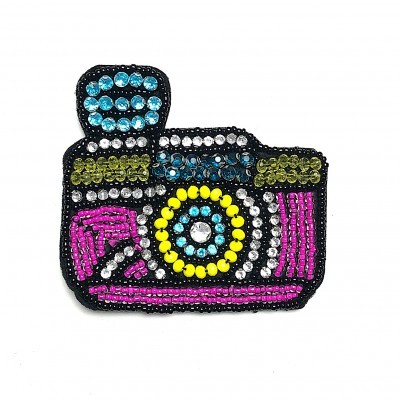 Broche colorido em forma de câmera fotográfica com contas e pedras