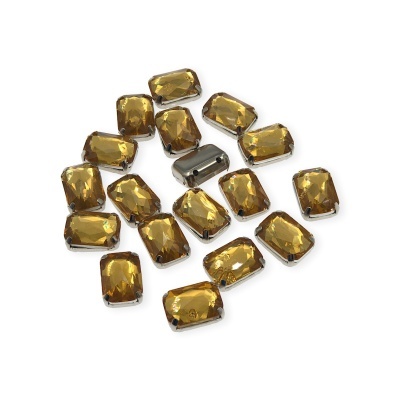 Pedras retangulares âmbar com moldura prateada em fundo branco