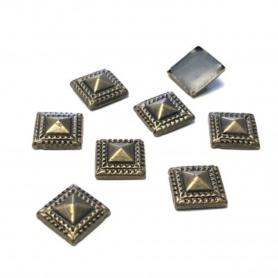 Tachas quadradas em metal dourado com padrão em relevo