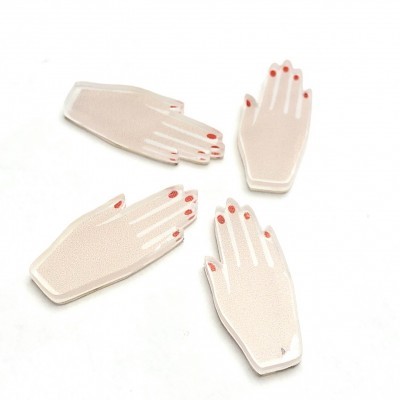 figuras de mãos cerâmicas brancas com unhas vermelhas