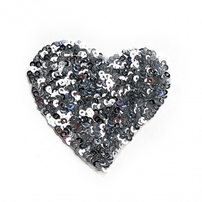 Aplicação coração com lantejoulas prateadas sobre fundo branco