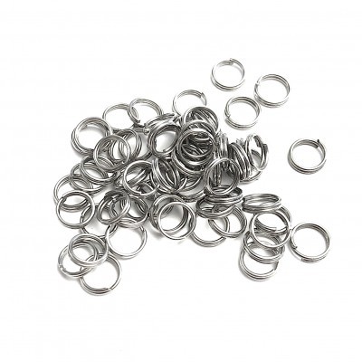 Conjunto de argolas metálicas prateadas circulares sobre fundo branco