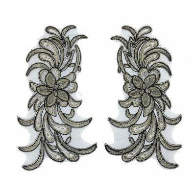 Apliques bordados florais em tecido bege e castanho