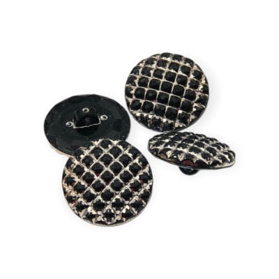 Quatro botões redondos com padrão quadriculado preto e branco