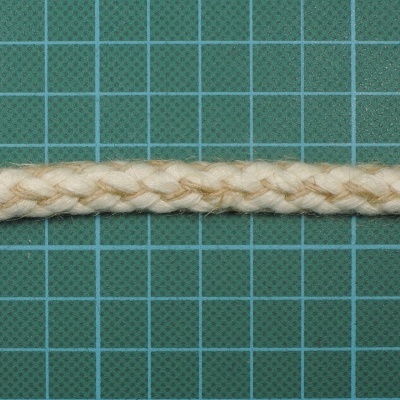 Corda trançada bege sobre base quadriculada verde