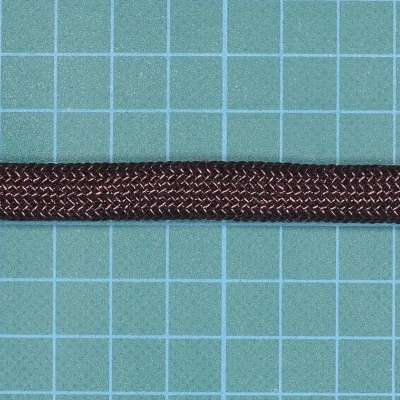 Cabo elétrico castanho trançado sobre superfície azul quadriculada