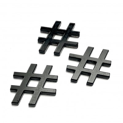 Três símbolos hash negros brilhantes sobre fundo branco